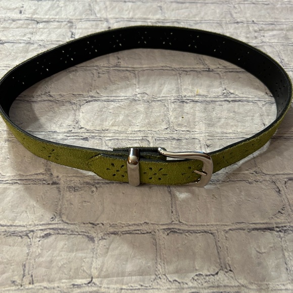 ABSOLUTELY FRESH GREEN PIG SKIN CUT OUTS SILVER TONE BUCKLE BELT WOMEN’S MED - Picture 7 of 8